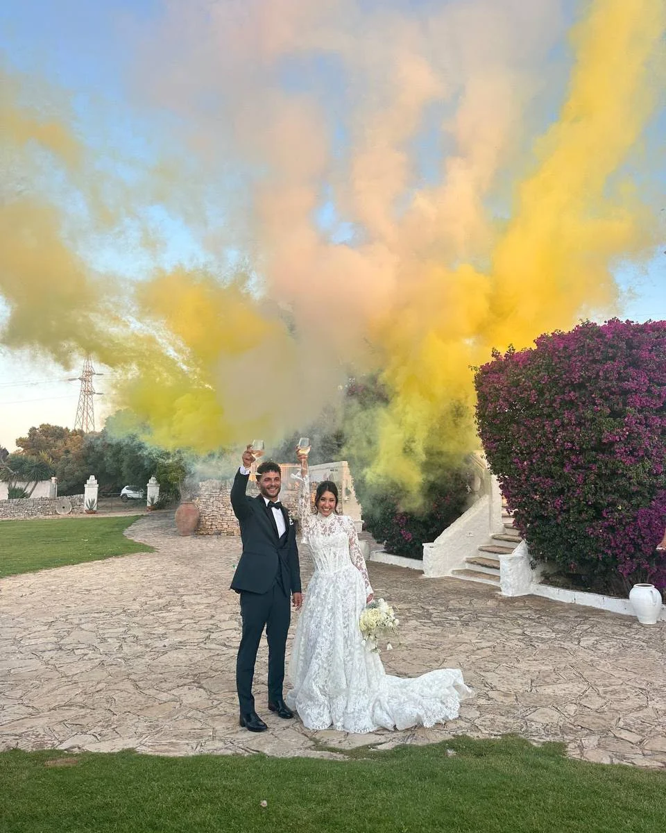 Sposi che brindano con fumogeni colorati