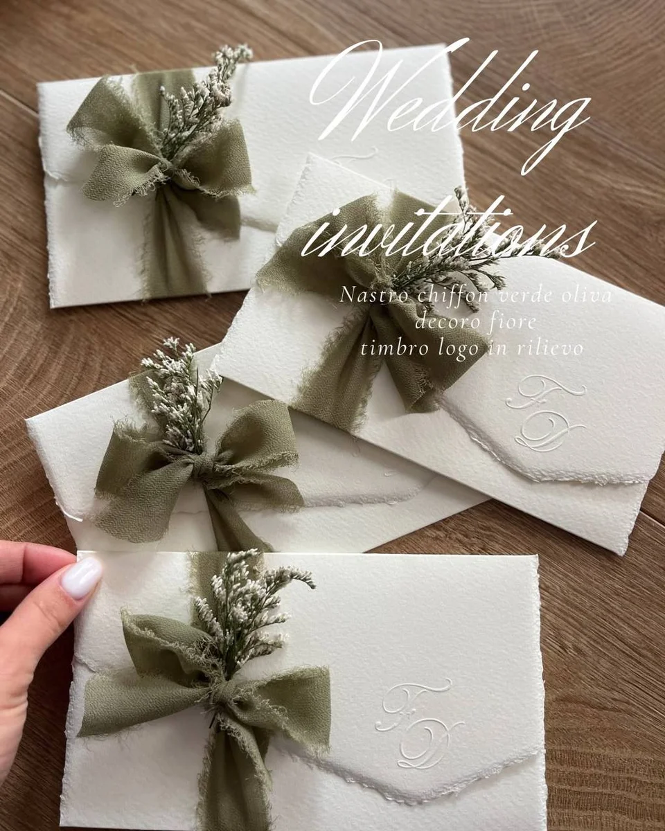 Inviti matrimonio con nastro chiffon verde oliva e fiore