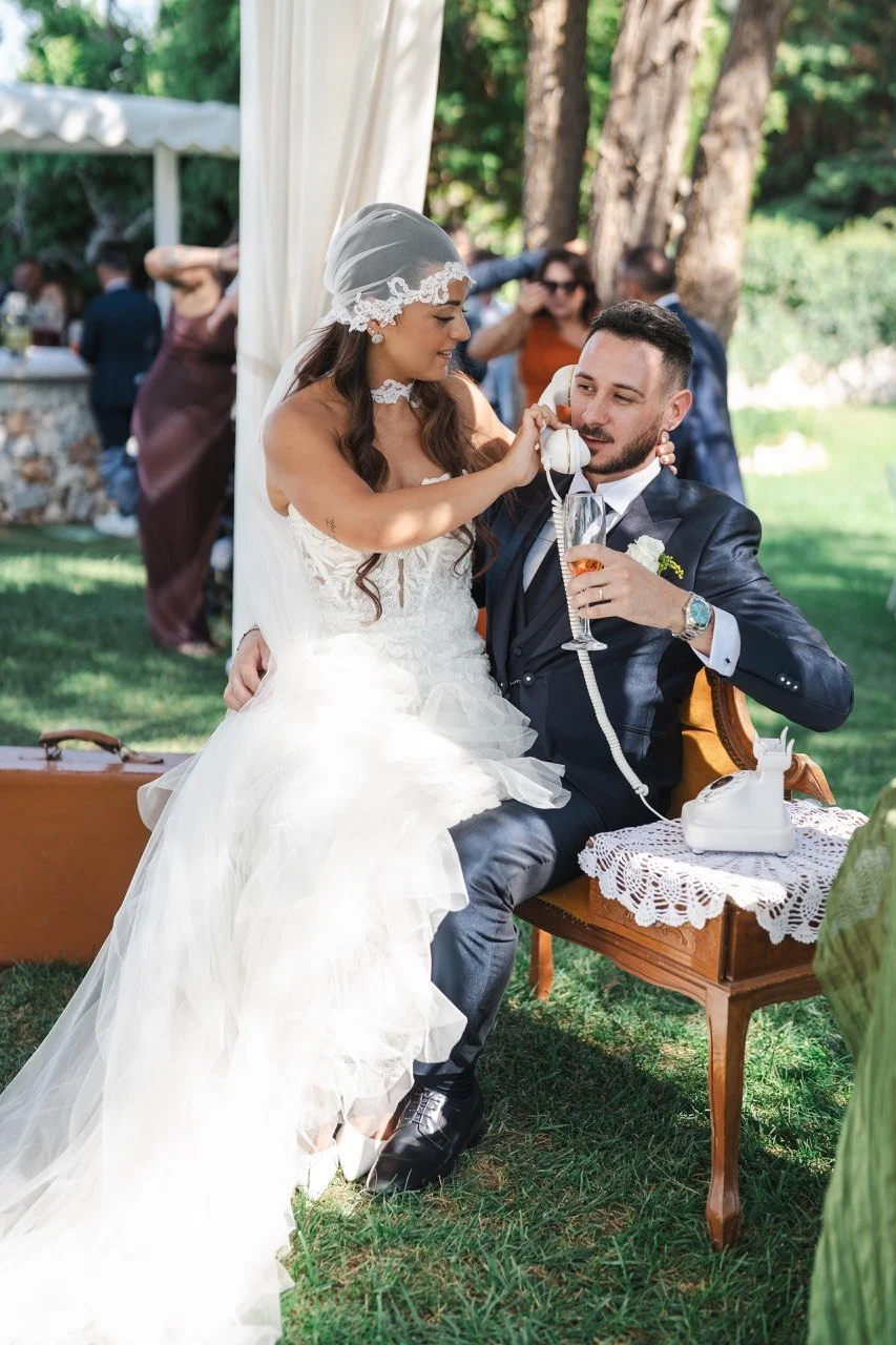 Sposa che porge la cornetta allo sposo accanto al telefono Audio Guestbook