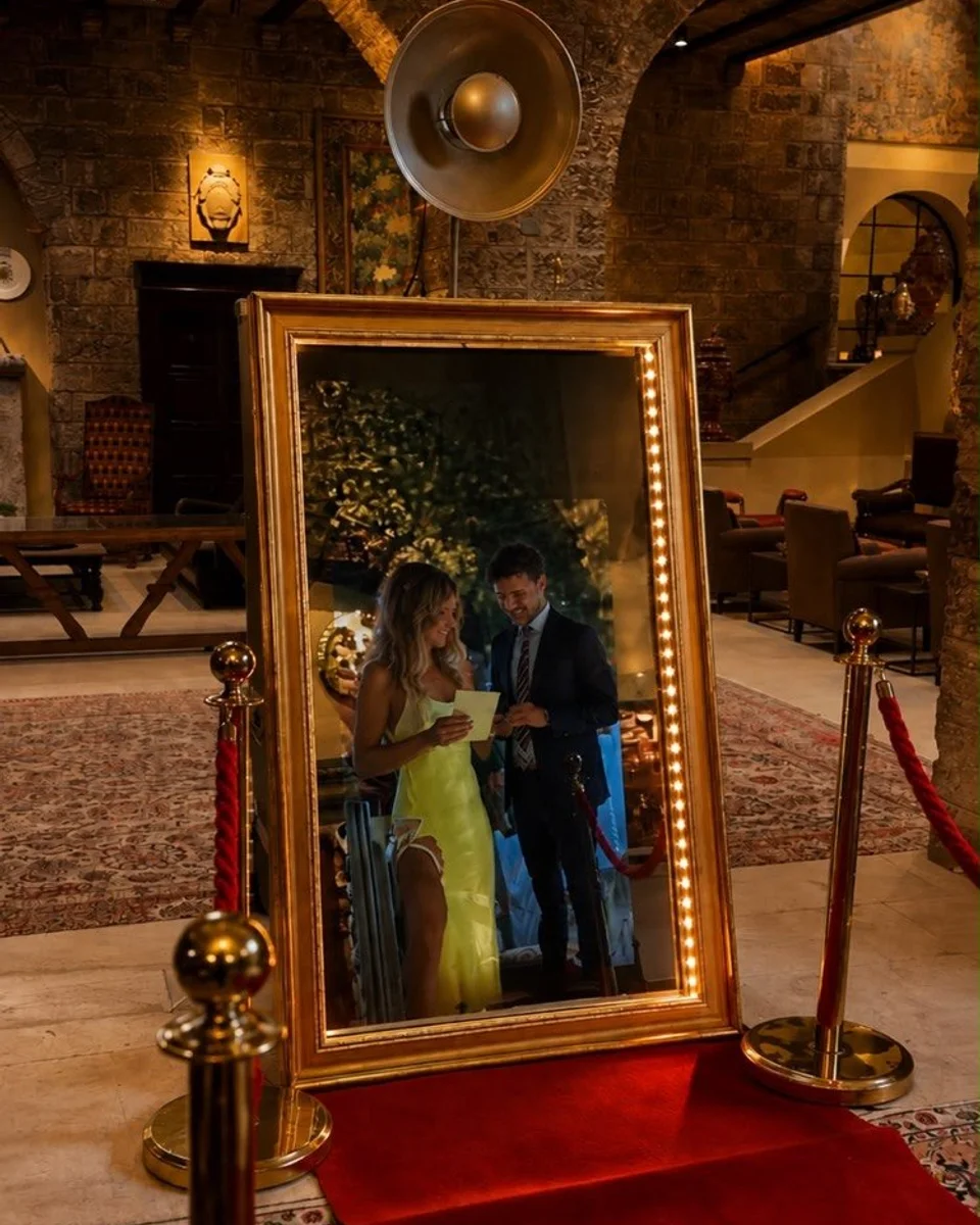 Magic Mirror dorato con tappeto rosso in location