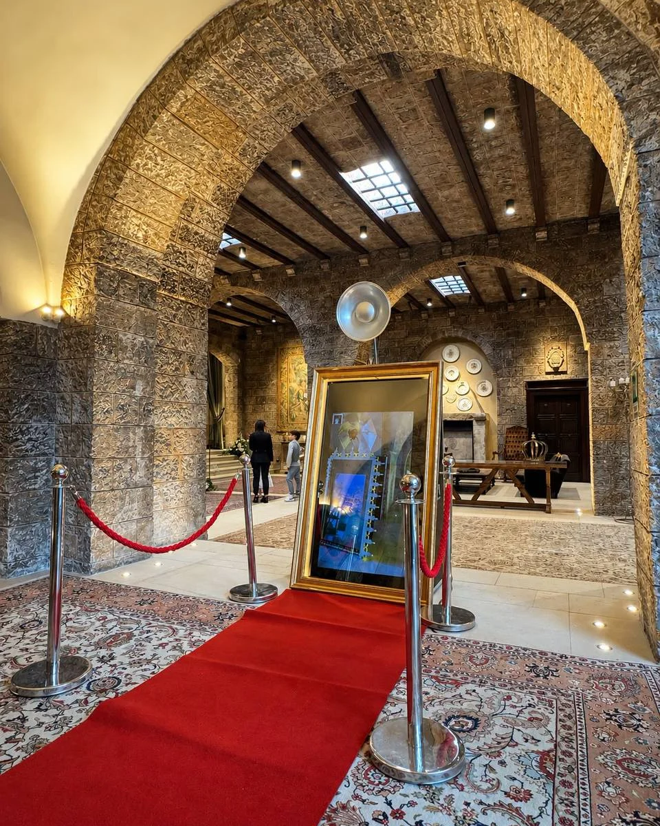 Magic Mirror dorato con tappeto rosso e stanchion in location