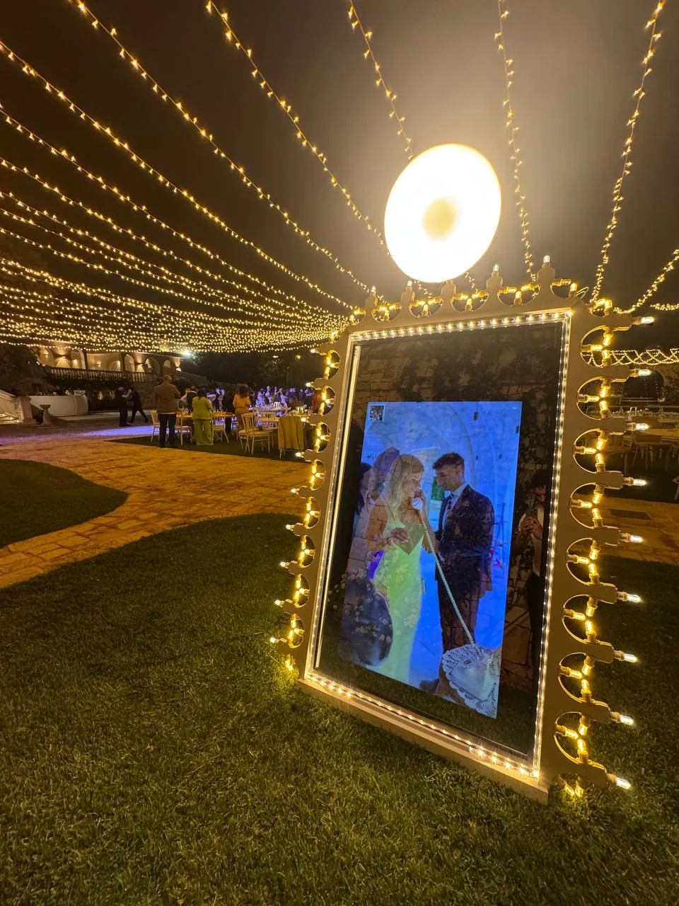 Magic Mirror di sera con luci della festa