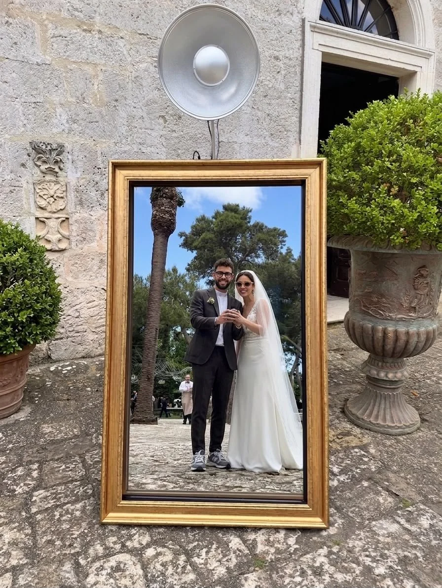 Magic Mirror dorato all'aperto in masseria con sposi riflessi