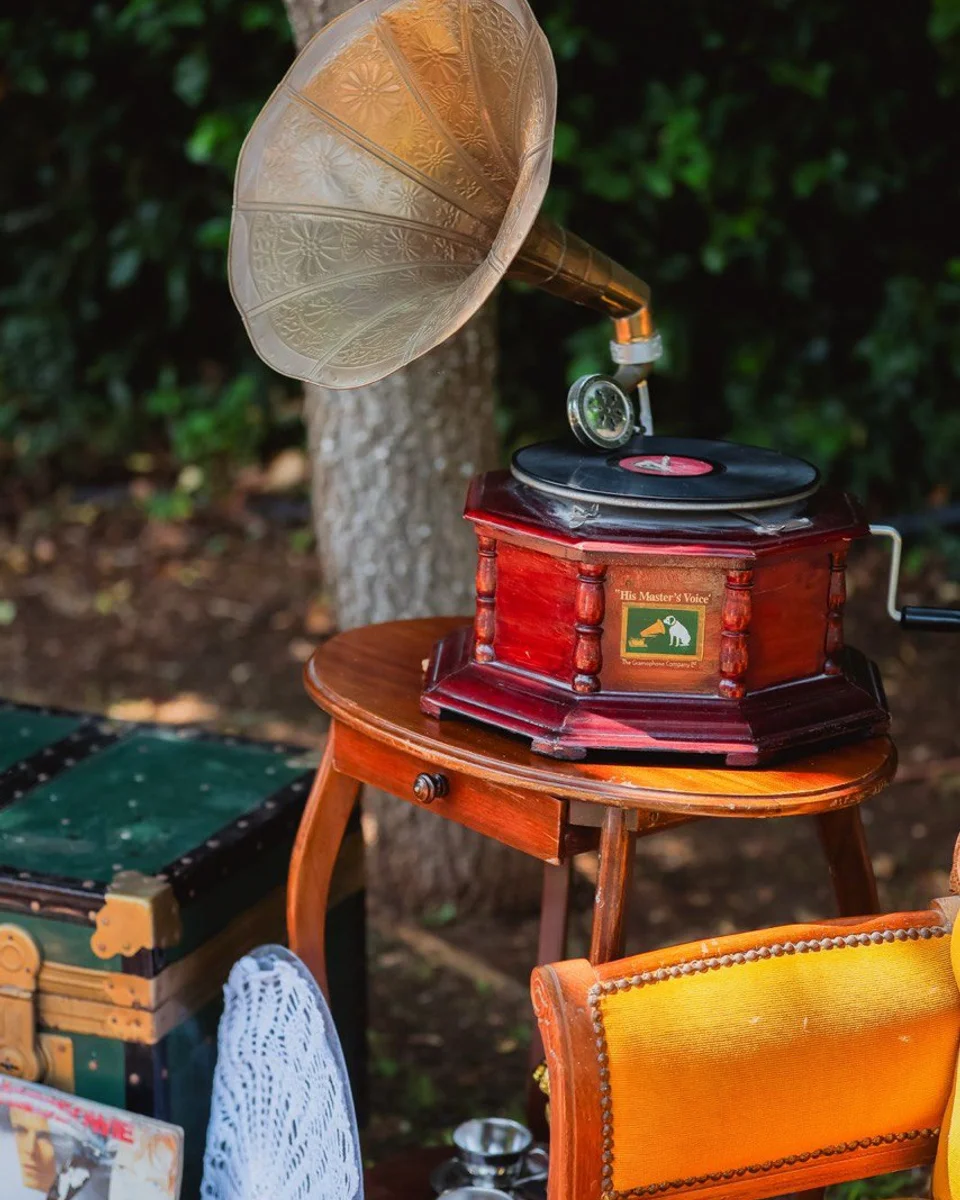 Grammofono a tromba sul set PhotoVintage
