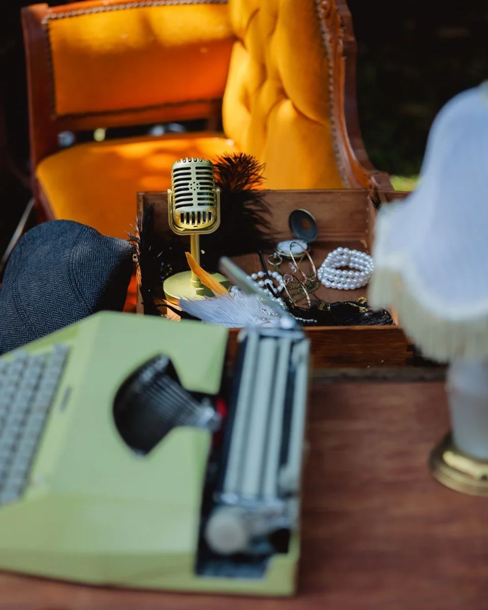 Vassoio di gadget vintage con microfono, perle e macchina da scrivere