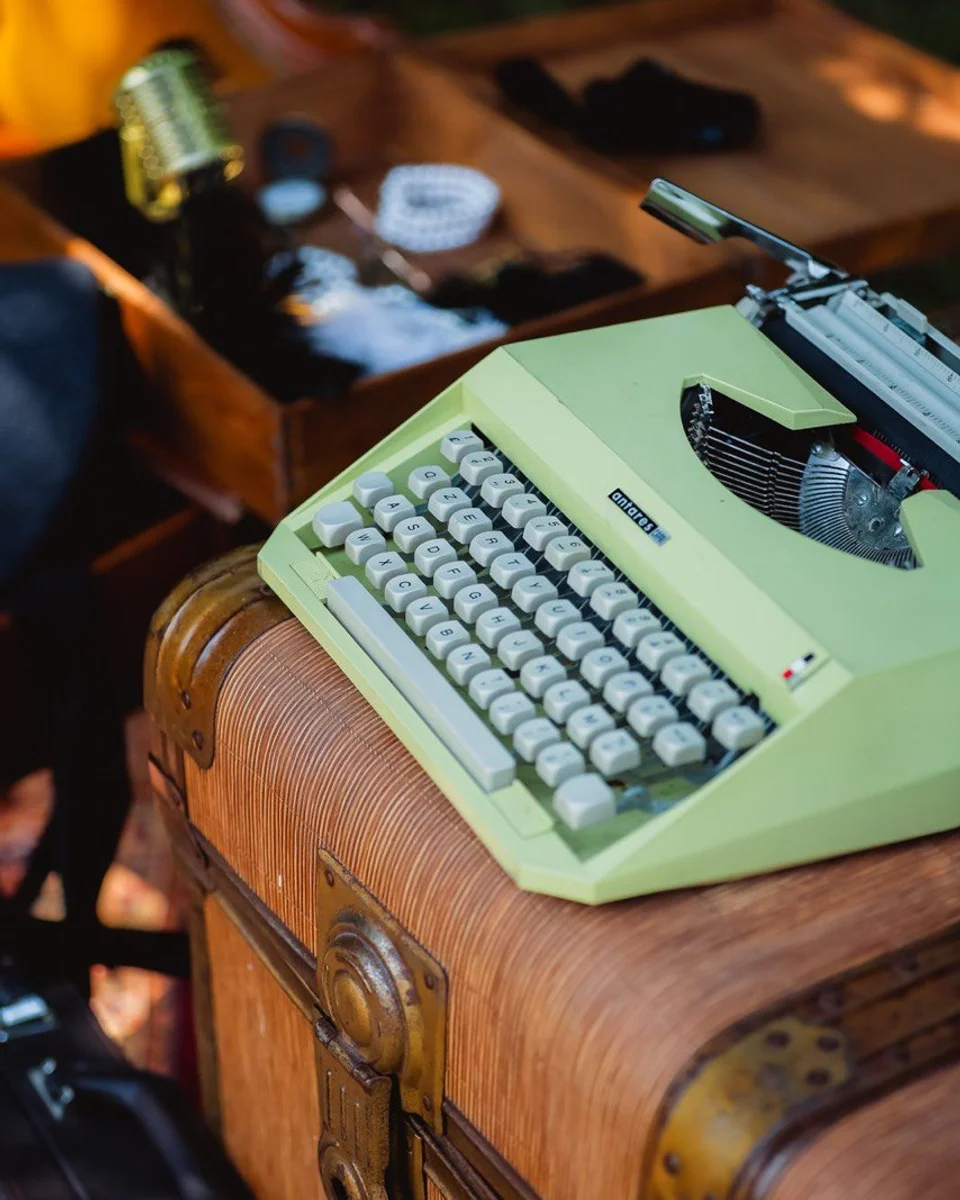 Macchina da scrivere vintage sul baule