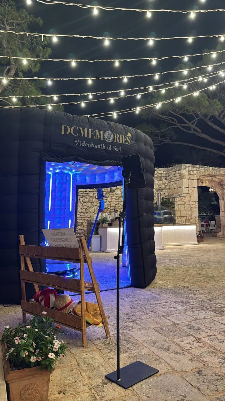 Camera 4x4 illuminata di blu con branding DC Memories